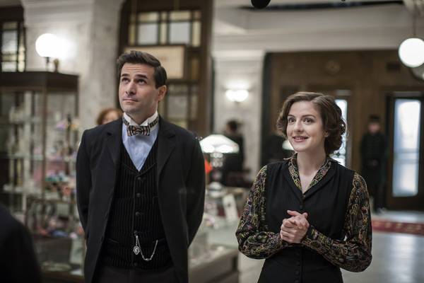 Bild: MR. SELFRIDGE – Staffel 2
